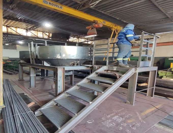 Etapa de montagem dos silos para moega.