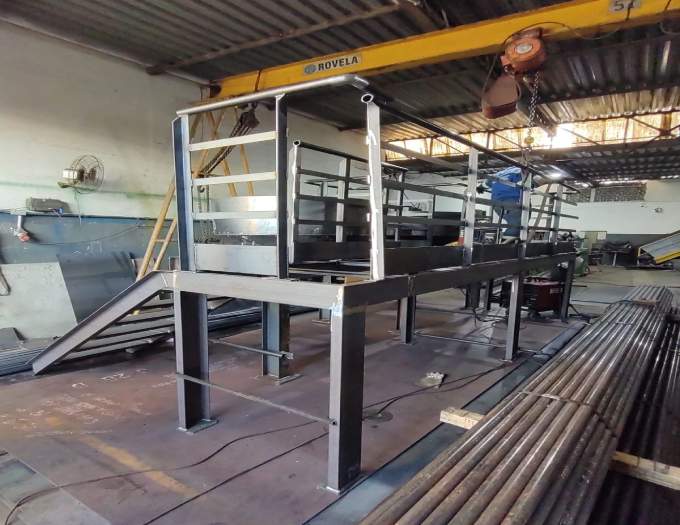 Etapa de montagem dos silos para moega, com base metálica em fase de instalação