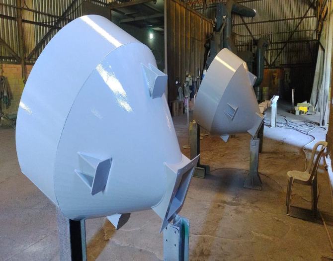 Silos para moega secando para pintar novamente.