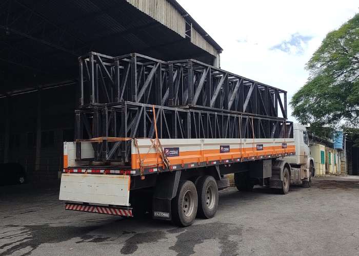 Estruturas metálicas para silo de moega prontas para transporte, devidamente amarradas em caminhão estacionado na MetalPinda.